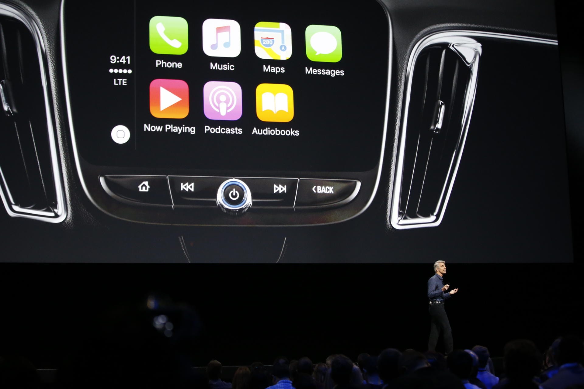 Siri kann ab iOS 10 auch in Verbindung mit der Autoschnittstelle Car Play genutzt werden, sodass auch im Fahrzeug die Sprachsteuerung zur Verfügung steht.