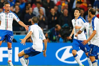 Italiens Emanuele Giaccherini (li.) lässt sich nach seinem Tor zum 1:0 gegen Belgien feiern.
