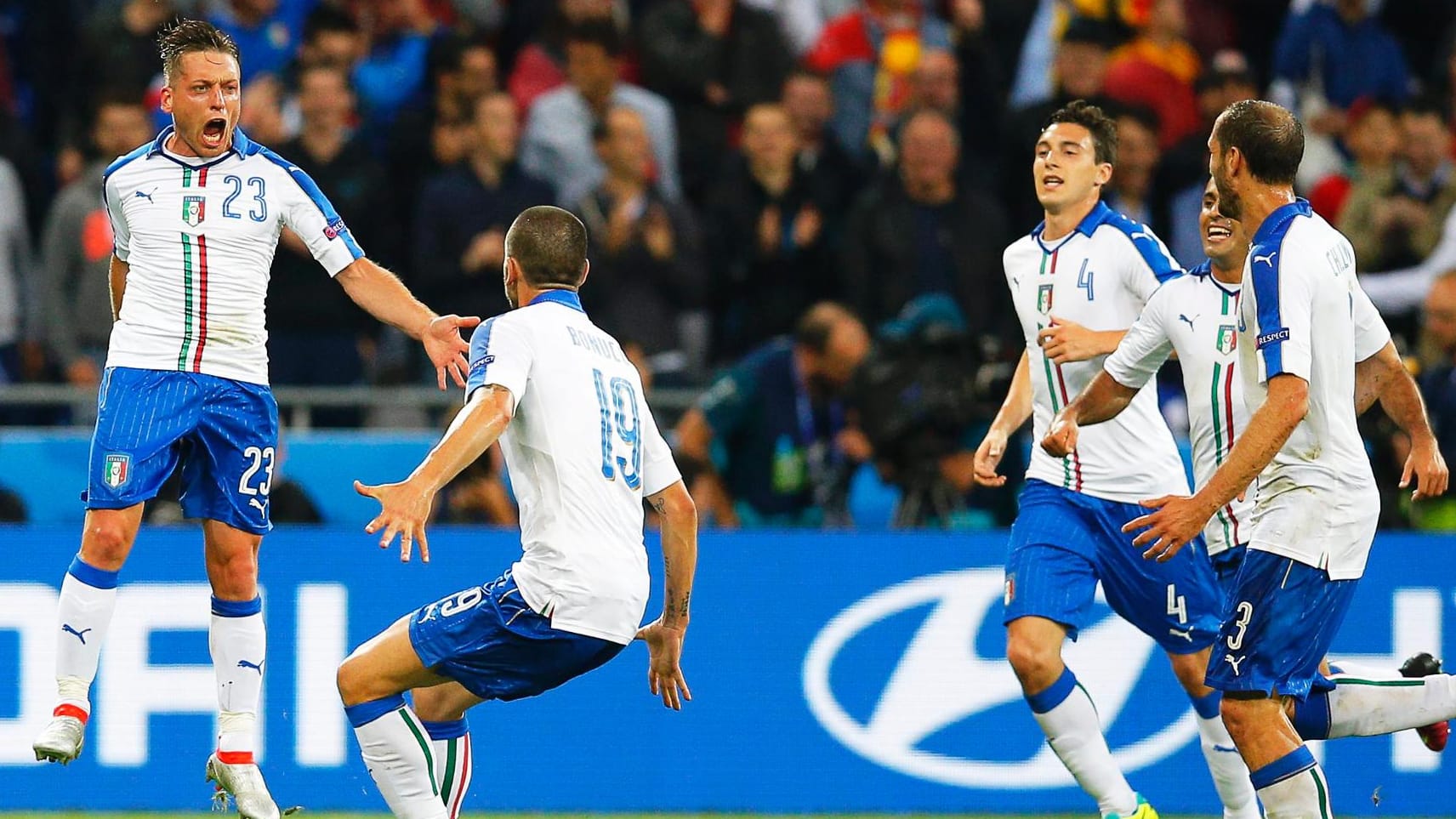 Italiens Emanuele Giaccherini (li.) lässt sich nach seinem Tor zum 1:0 gegen Belgien feiern.