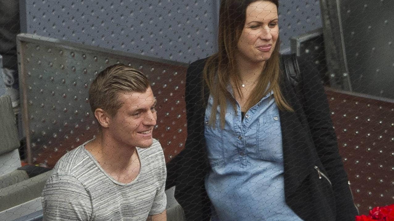 Toni Kroos und seine schwangere Frau Jessica im Mai bei einem Tennisturnier in Madrid. Toni Kroos und seine schwangere Frau Jessica im Mai bei einem Tennisturnier in Madrid.