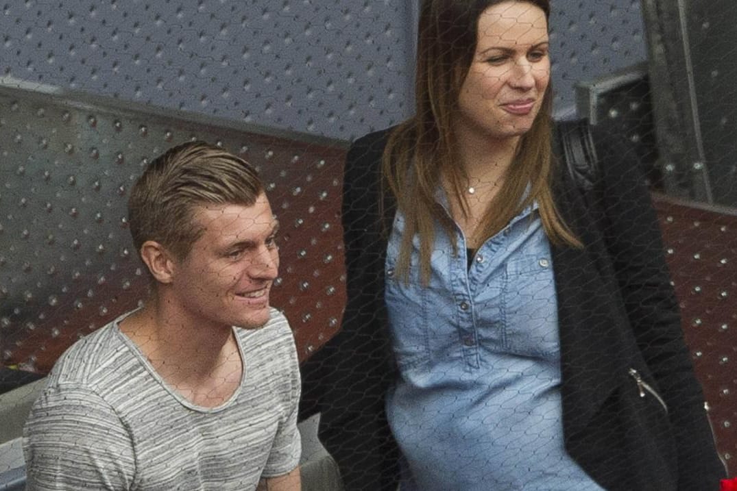 Toni Kroos und seine schwangere Frau Jessica im Mai bei einem Tennisturnier in Madrid.