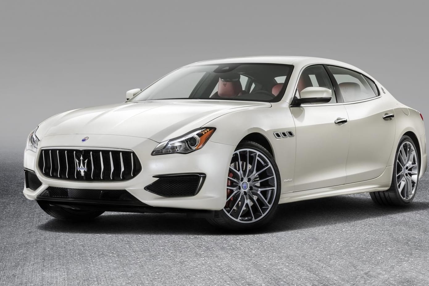 Zum Modelljahr 2017 kommt der Maserati Quattroporte unter anderem mit einem prominenteren Kühlergrill.