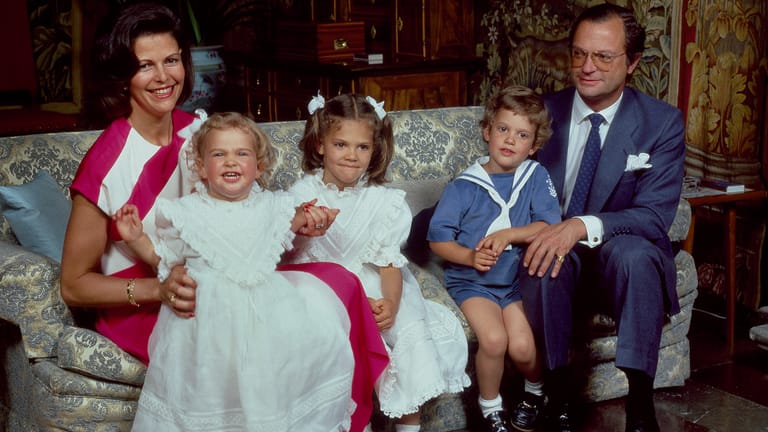 Die schwedische Königsfamilie 1984. Silvia mit der quietschfidelen Prinzessin Madeleine (2) auf dem Schoß. Daneben eine schelmisch dreinblickende Prinzessin Victoria (7) und Prinz Carl Philip (5) mit Papa Carl Gustaf.