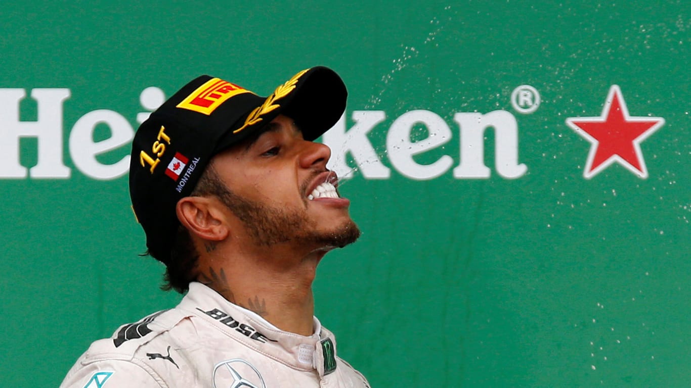 Champagner-Spucker: Lewis Hamilton, hier während der Siegerehrung in Kanada.