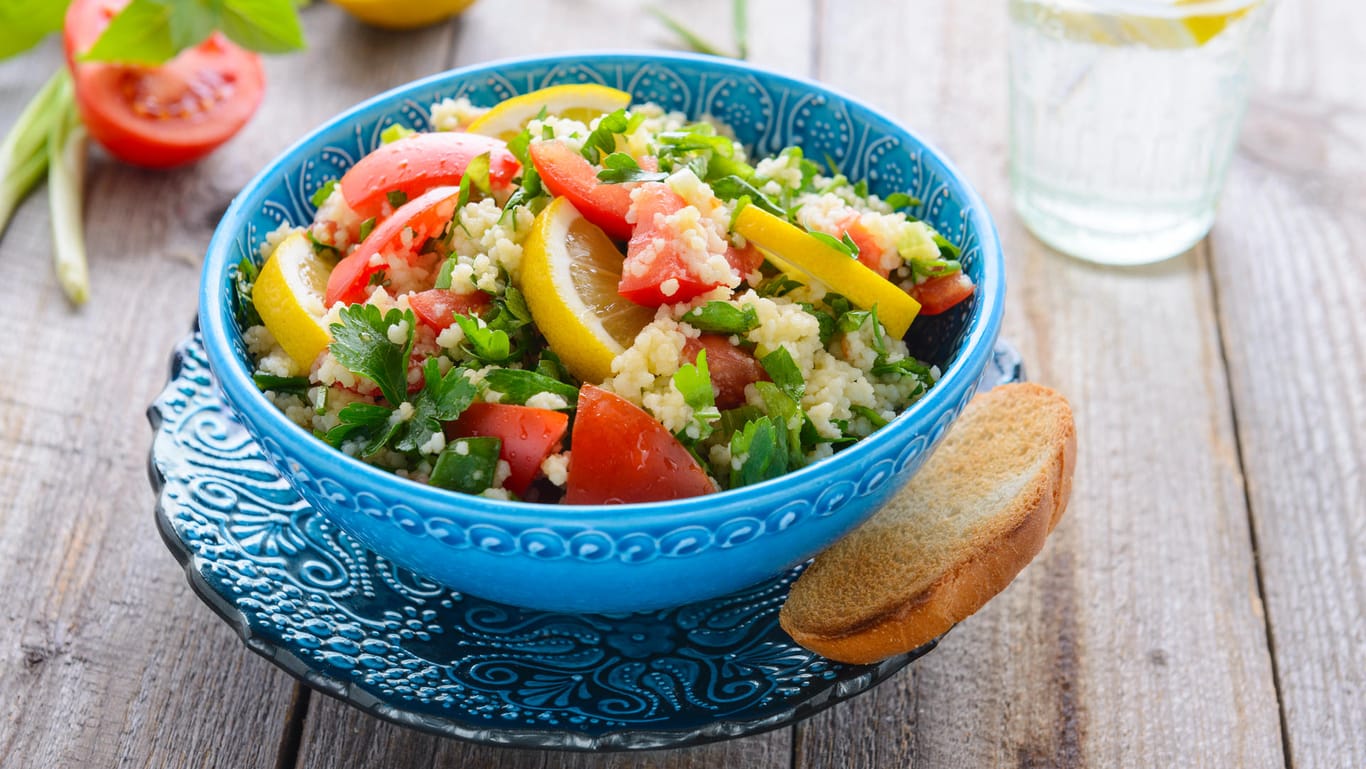 Frisches Gemüse und würziger Couscous - mehr braucht es nicht für einen Sommersalat.