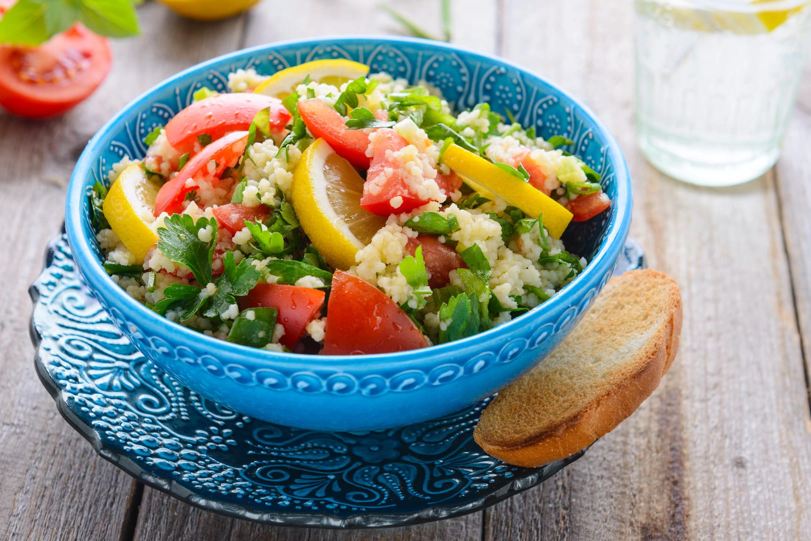 Frisches Gemüse und würziger Couscous - mehr braucht es nicht für einen Sommersalat.