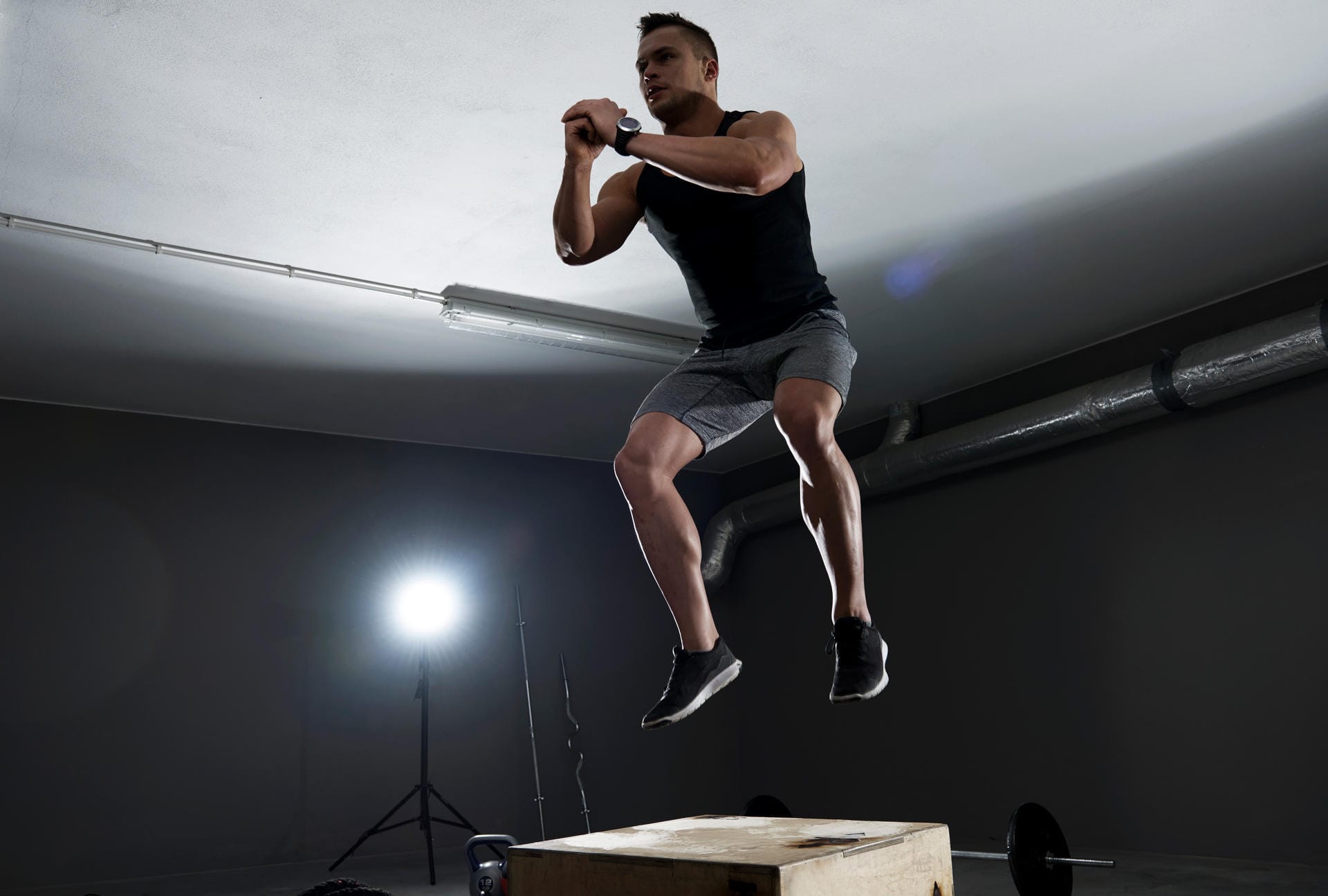 Wenn man von der komplexen und statischen Kniebeuge dann noch zum dynamischerem "Jump Squat" übergeht, wird aus einer etwas veralteten Kraftsportübung eine Kraft-Ausdauer-Einheit. Beim "Jump Squat" springen Sie aus der tiefen Kniebeuge heraus kraftvoll nach oben.