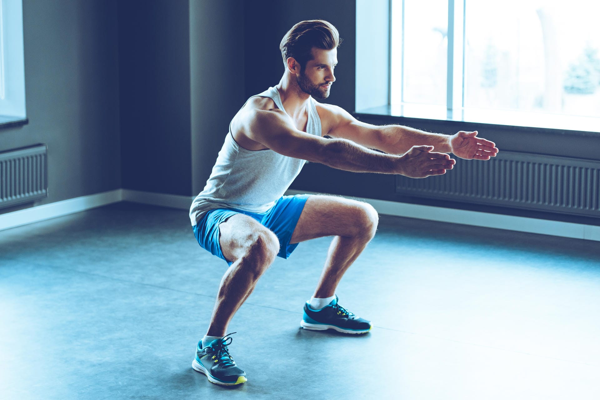 Die bekannteste Übung für starke Beine ist die Kniebeuge. Je tiefer sie ausgeführt wird und je gerader der Rücken dabei ist, desto mehr werden die richtigen Muskeln beansprucht und je schwieriger wird die Übungen.