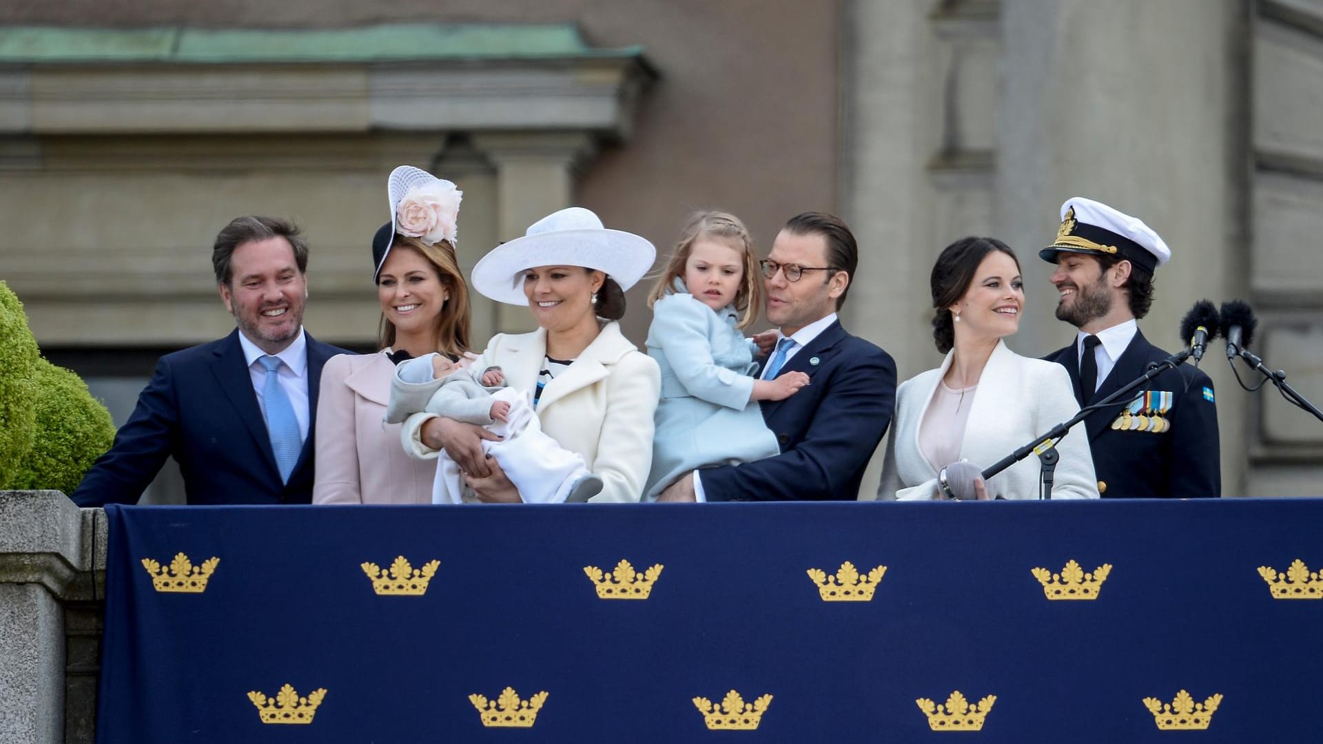 Anlässlich der Taufe von Prinz Oscar, dem jüngsten Spross von Kronprinzessin Victoria, versammelte sich Ende Mai 2016 der royale Nachwuchs der Königsfamilie, um das Volk zu grüßen. Von links: Chris O'Neill, Prinzessin Madeleine, Victoria mit Söhnchen Oscar, Prinzessin Estelle auf dem Arm von Papa, Prinz Daniel, Prinzessin Sofia und Prinz Carl Philip.