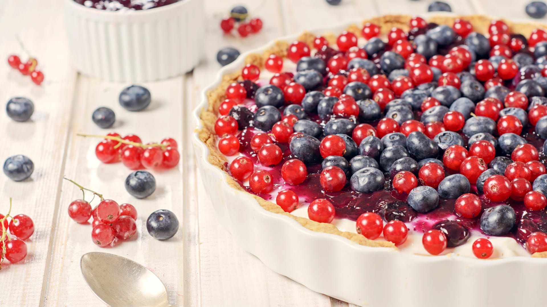 Tipp: Streuen Sie nach dem Backen noch frische Johannis- und Blaubeeren über den Kuchen.