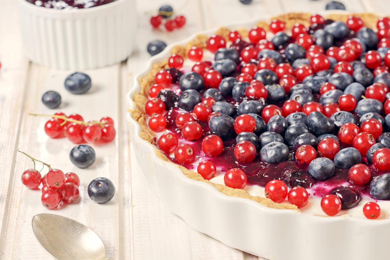 Tipp: Streuen Sie nach dem Backen noch frische Johannis- und Blaubeeren über den Kuchen.