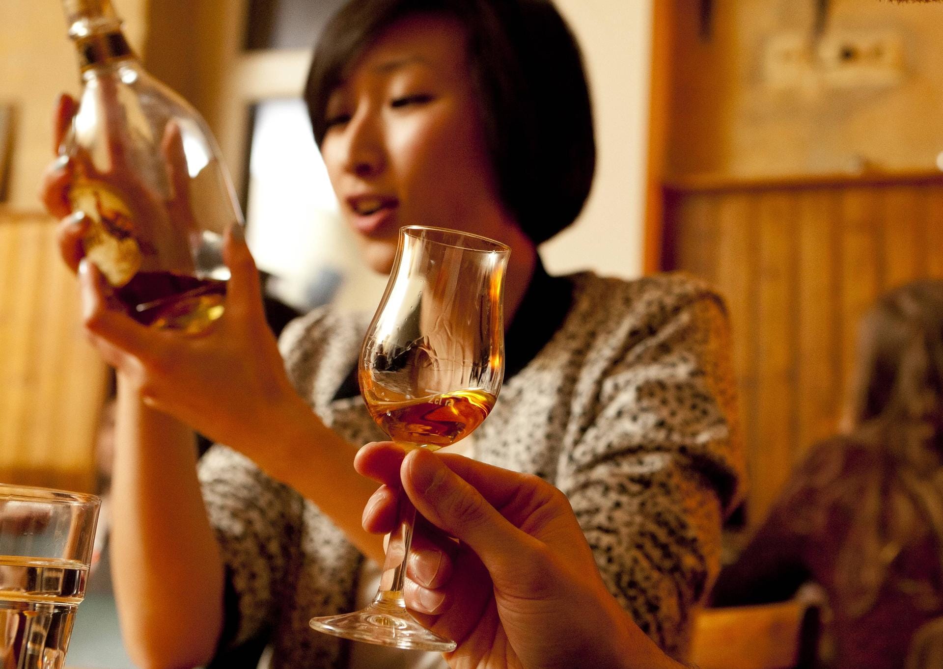 Eine gute Möglichkeit, verschiedene Whiskys zu probieren, ist ein Tasting.