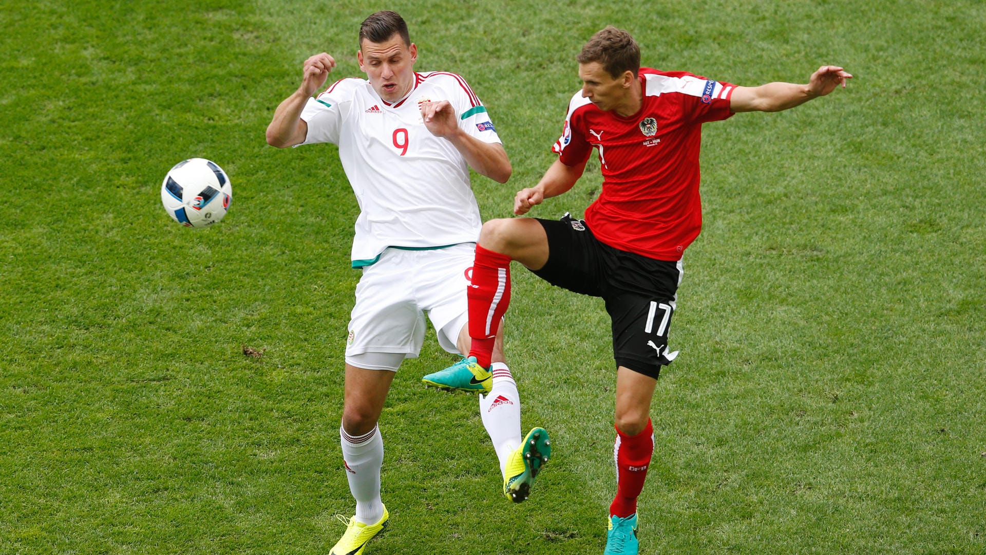 Zweikampfverhalten: Der Ungar Adam Szalai und der Österreicher Florian Klein kämpfen um den Ball. Zweikampfverhalten: Der Ungar Adam Szalai und der Österreicher Florian Klein kämpfen um den Ball.