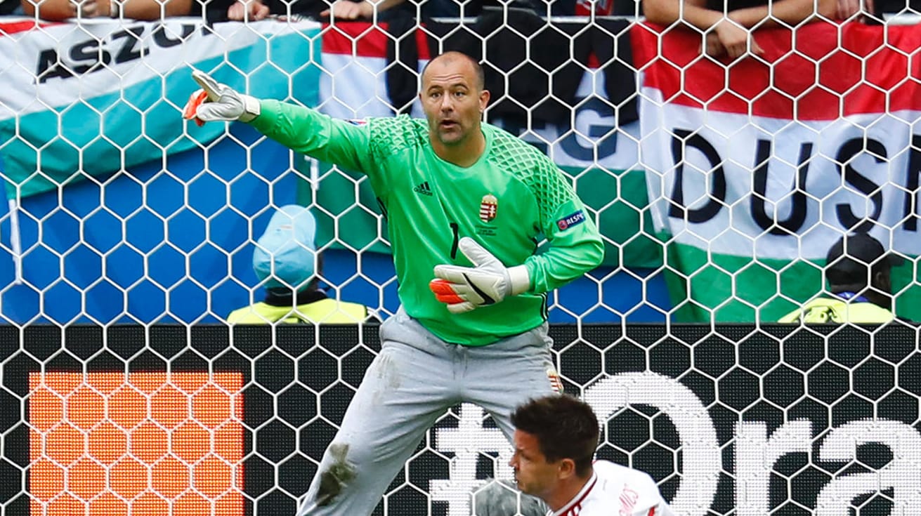 Fingerzeig: Gabor Kiraly ist der älteste Spieler, der bisher eine EM-Partie bestritt. Fingerzeig: Gabor Kiraly ist der älteste Spieler, der bisher eine EM-Partie bestritt.