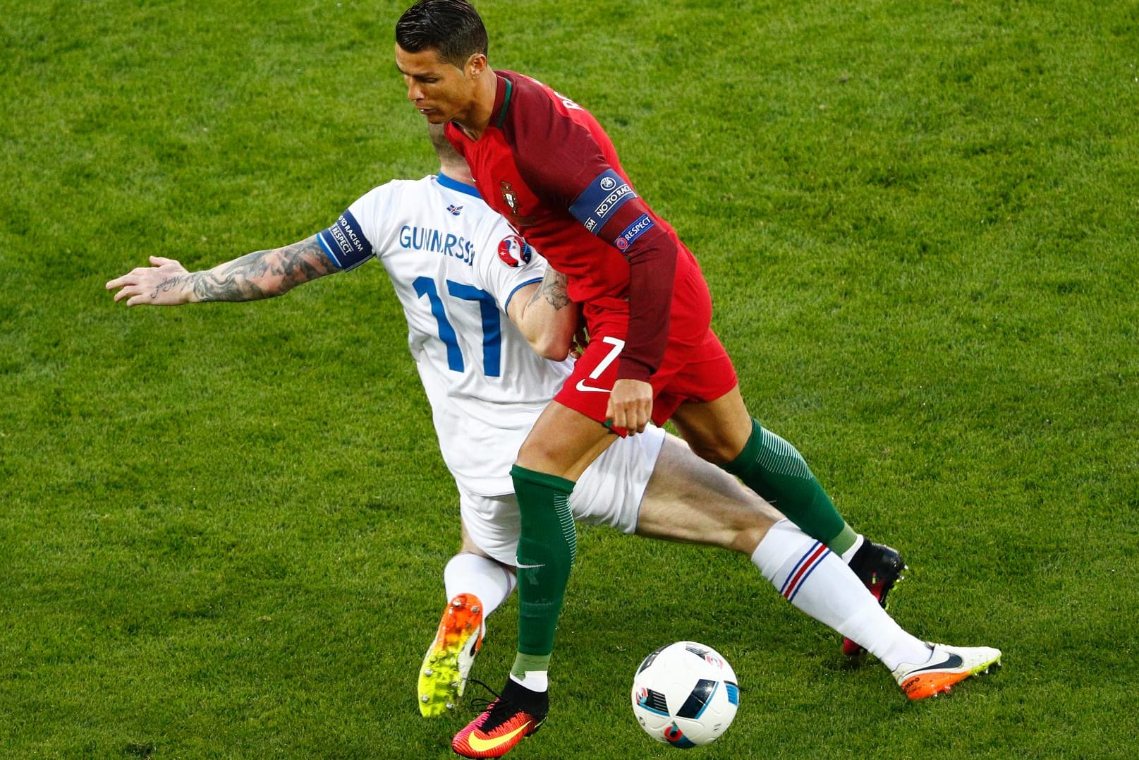 Cristiano Ronaldo (rotes Trikot) in Aktion