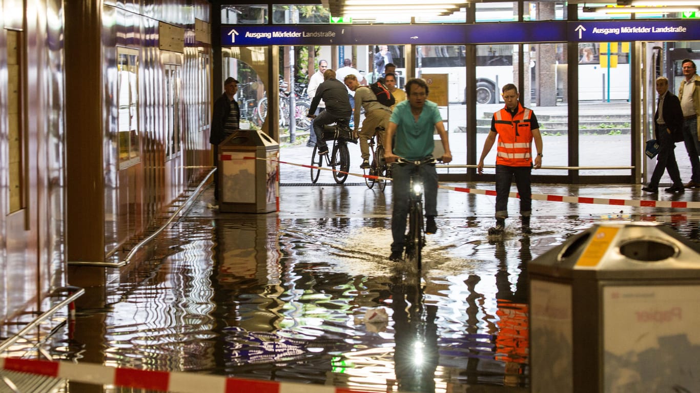 Frankfurter Südbahnhof unter Wasser.