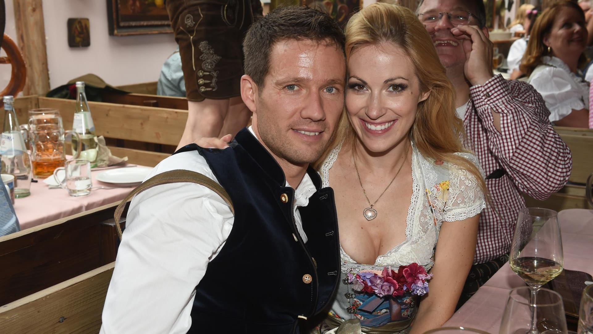 Die Moderatorin Andrea Kaiser und der Rallyefahrer Sébastien Ogier sidn ganz frischgebackene Eltern.