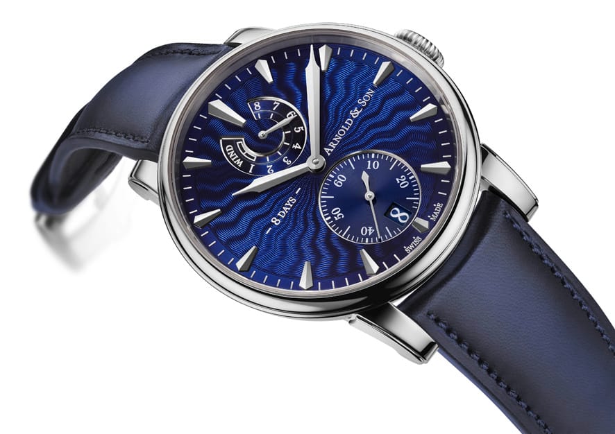 Die Eight-Day Royal Navy von Arnold & Son ist eine neue Business-Uhr im dunklen Königsblau. 13.900 Euro kostet die Uhr, die auf der Baselworld 2016 vorgestellt wurde. Typisch für Uhren mit blauem Zifferblatt sind blaue Armbänder, wie bei diesem Modell.