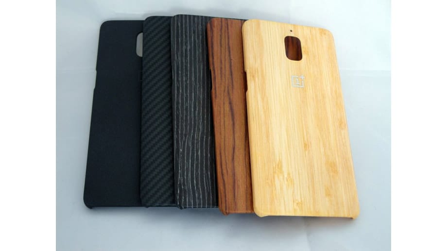 Zur Individualisierung kann man sich beim Hersteller Rückenschalen im Look verschiedener Materialien wie Bambus und Karbon bestellen.