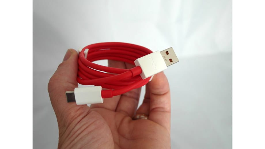 Mit im Karton liegt, wie bei OnePlus üblich, ein knallrotes USB-Kabel.