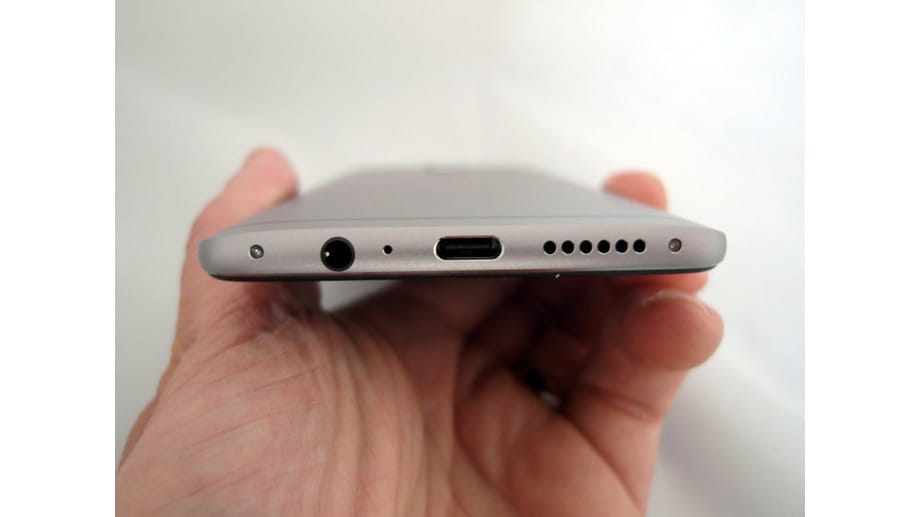 Zur modernen Ausstattung gehört auch, dass sich OnePlus längst von alten Standards verabschiedet hat: Zum Aufladen und Anschluss an Computer wird eine USB-C-Buchse benutzt.