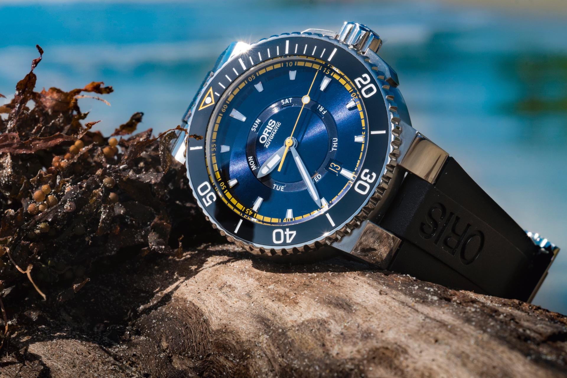 Abseits von Uhren der Luxusklasse gibt es auch in unteren Preissegmenten schicke blaue Uhren wie etwa die Oris Great Barrier Reef Limited Edition II für 1950 Euro. Das Modell ist ein gutes Beispiel für Uhren mit dunklen Blautönen, die immer öfter zu sehen sind.