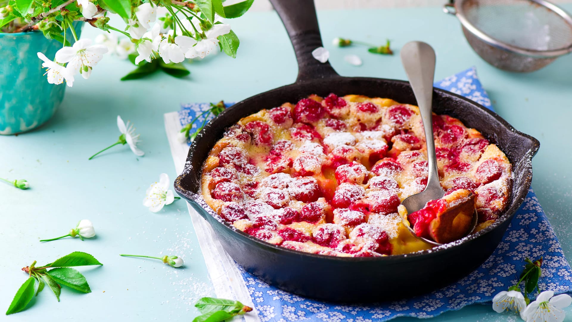 Clafoutis können Sie auch in einer ofenfesten, hohen Pfanne zubereiten.