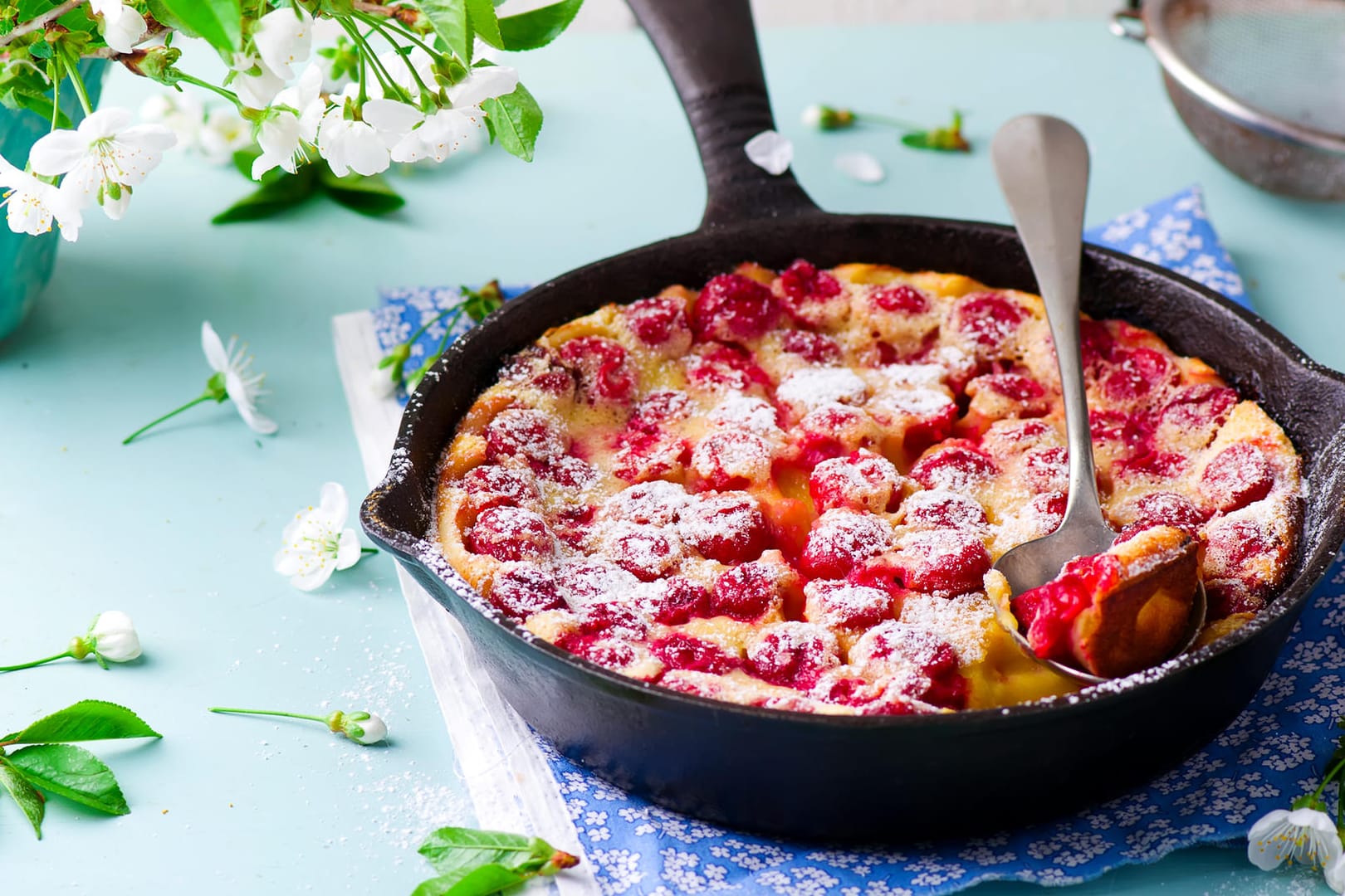 Clafoutis können Sie auch in einer ofenfesten, hohen Pfanne zubereiten.