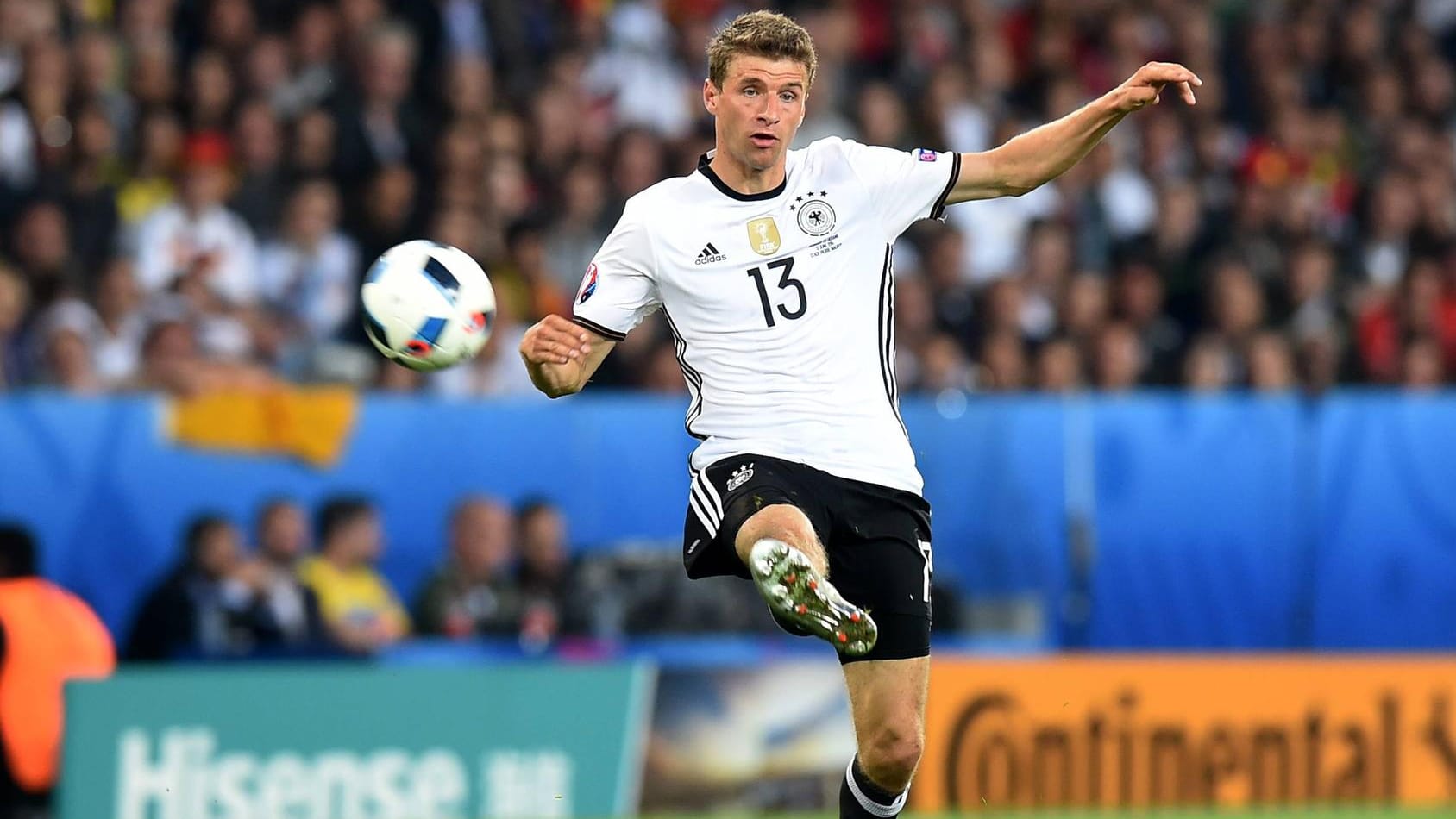 Thomas Müller schlägt gegen die Ukraine am Ball vorbei - Sinnbild des EM-Starts? Thomas Müller schlägt gegen die Ukraine am Ball vorbei - Sinnbild des EM-Starts?