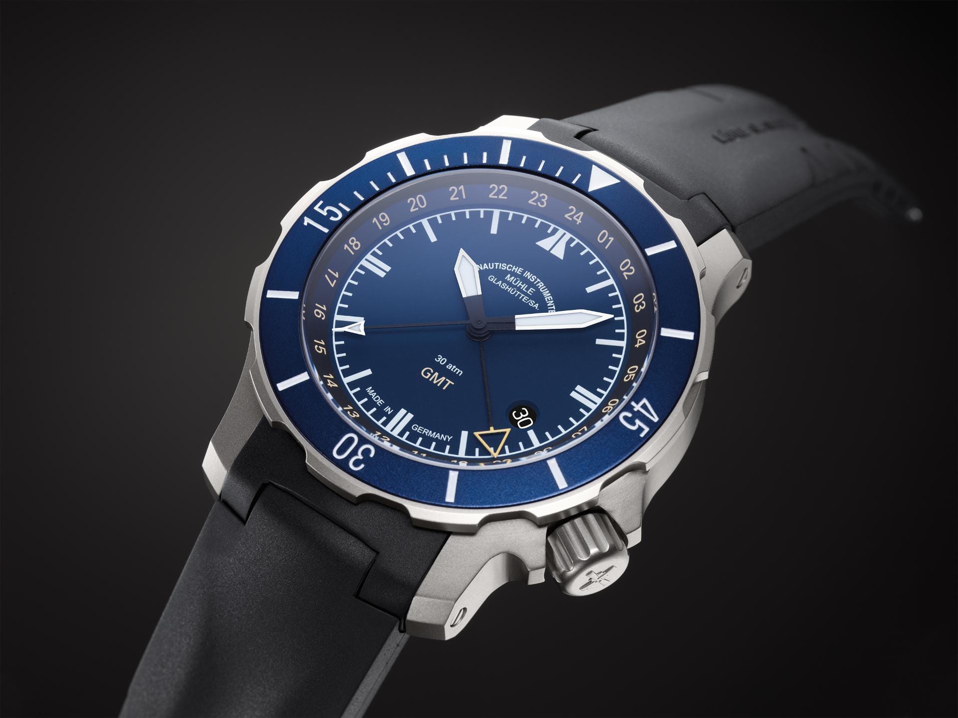 Vom Uhrenhersteller Mühle Glashütte kommt die Seebataillon GMT. Die Uhr aus Titan entwickelte der Hersteller für die Soldaten des Seebataillons der Bundeswehr. Rund 2700 Euro kostet die Uhr.