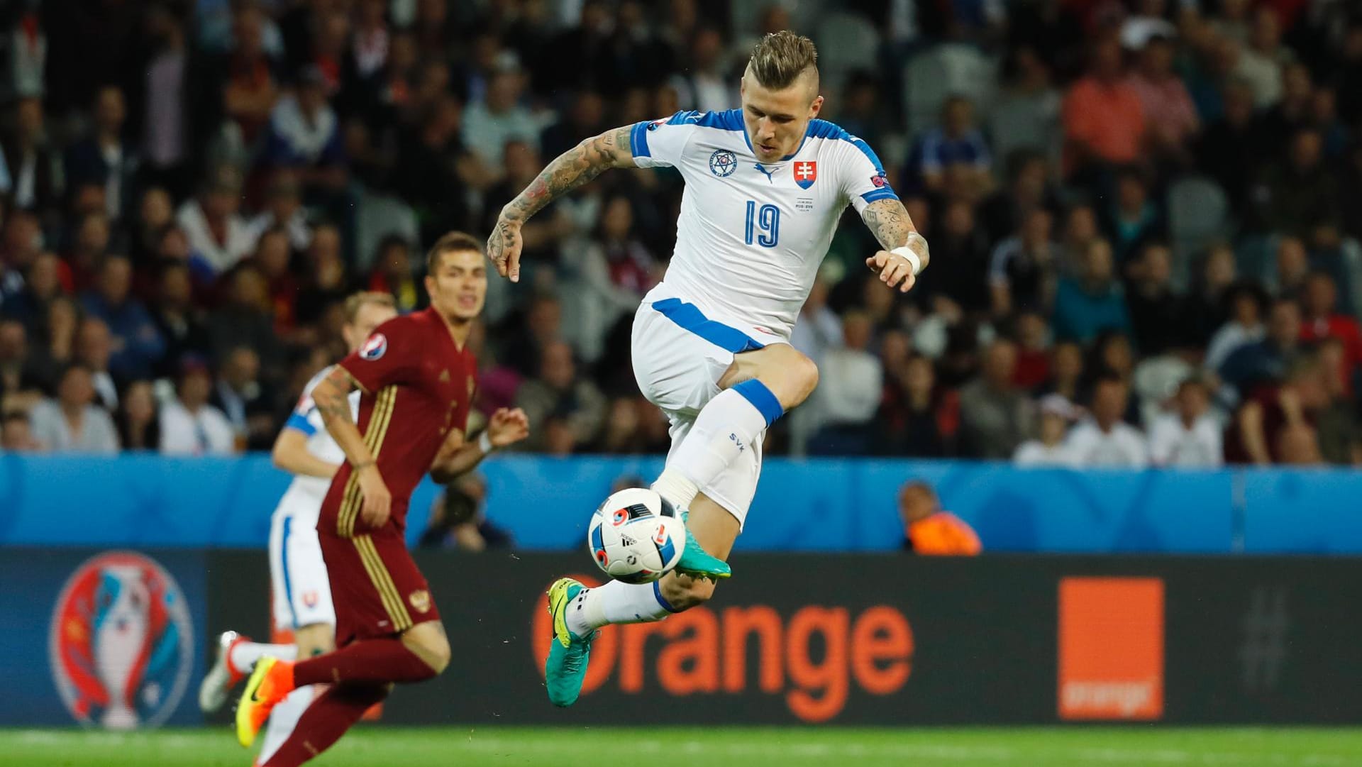 Der Slowake Juraj Kucka treibt den Ball Richtung russisches Tor.
