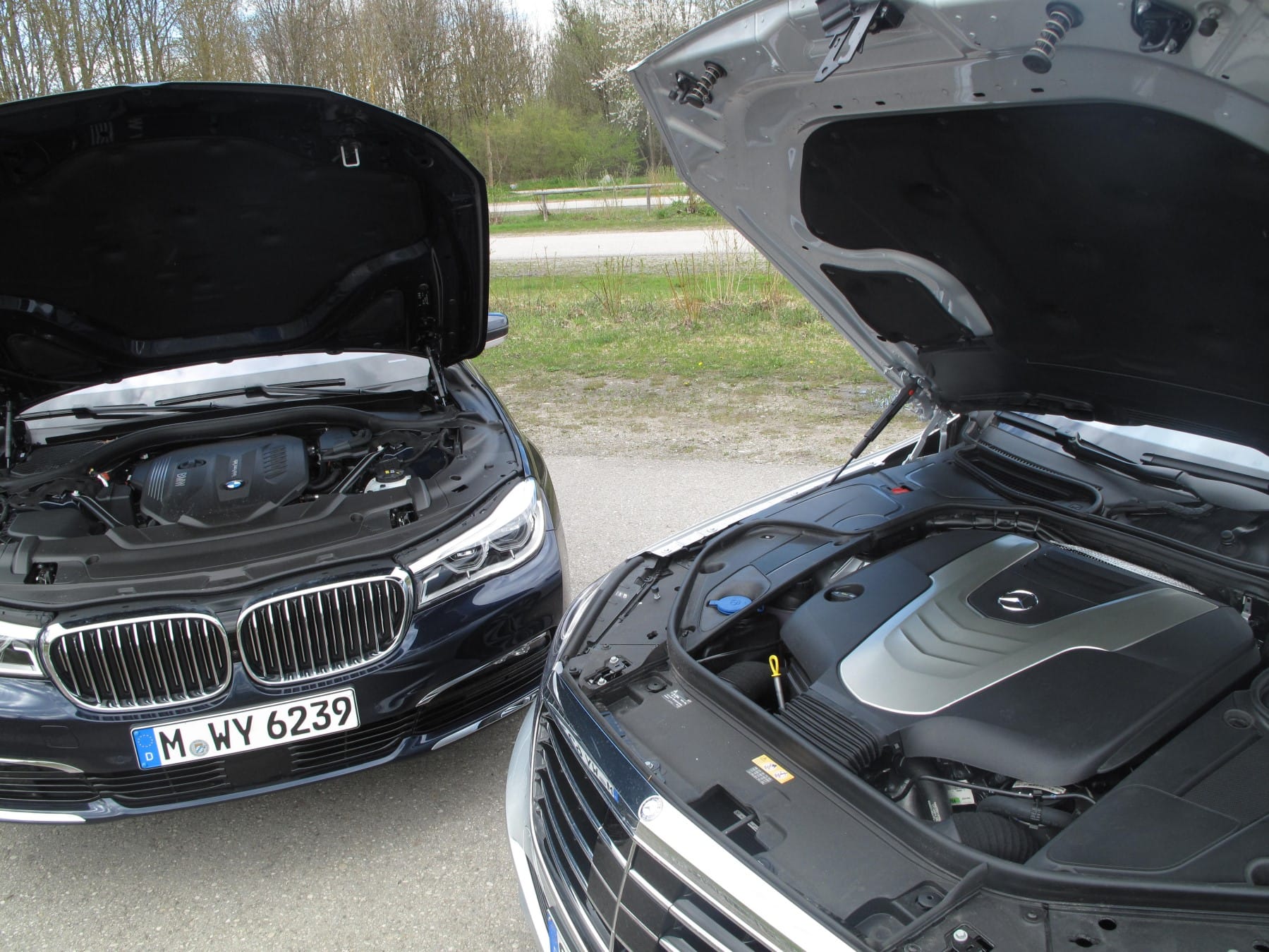Im BMW 730 d arbeitet ein Dreiliter-Diesel mit 256 PS, der Sechszylinder-Diesel im Mercedes kommt auf 258 PS.