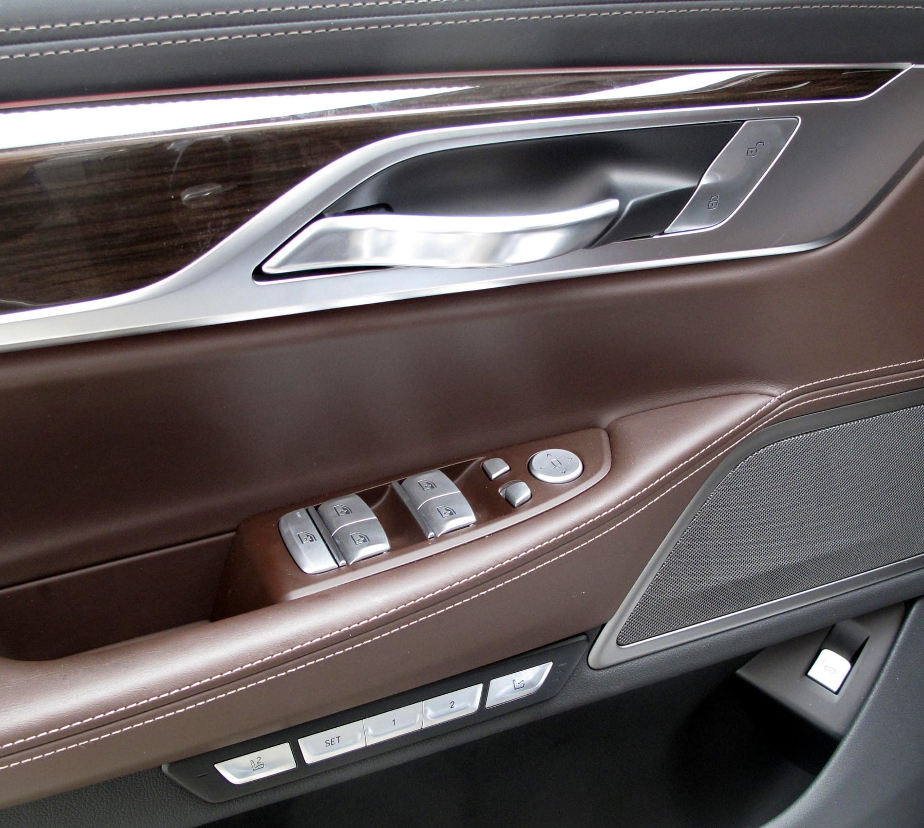 Das Interieur im BMW ist moderner und funktionaler als im Mercedes.