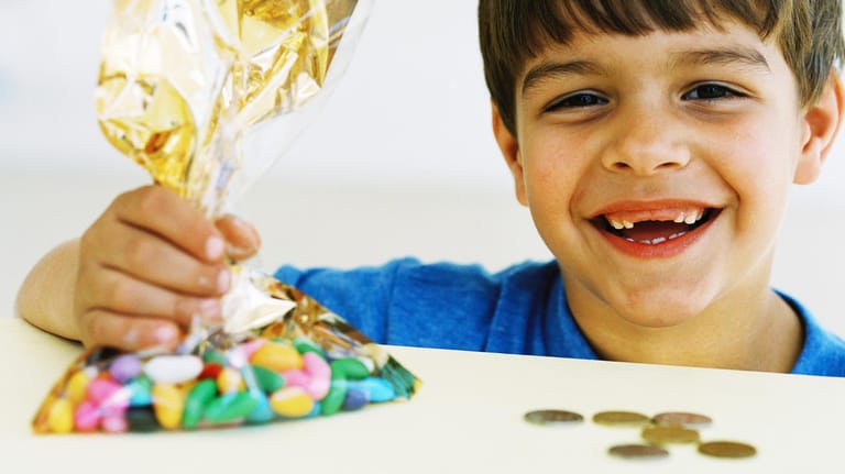 Taschengeld: Kinder geben ihr Taschengeld vor allem für Süßigkeiten aus.
