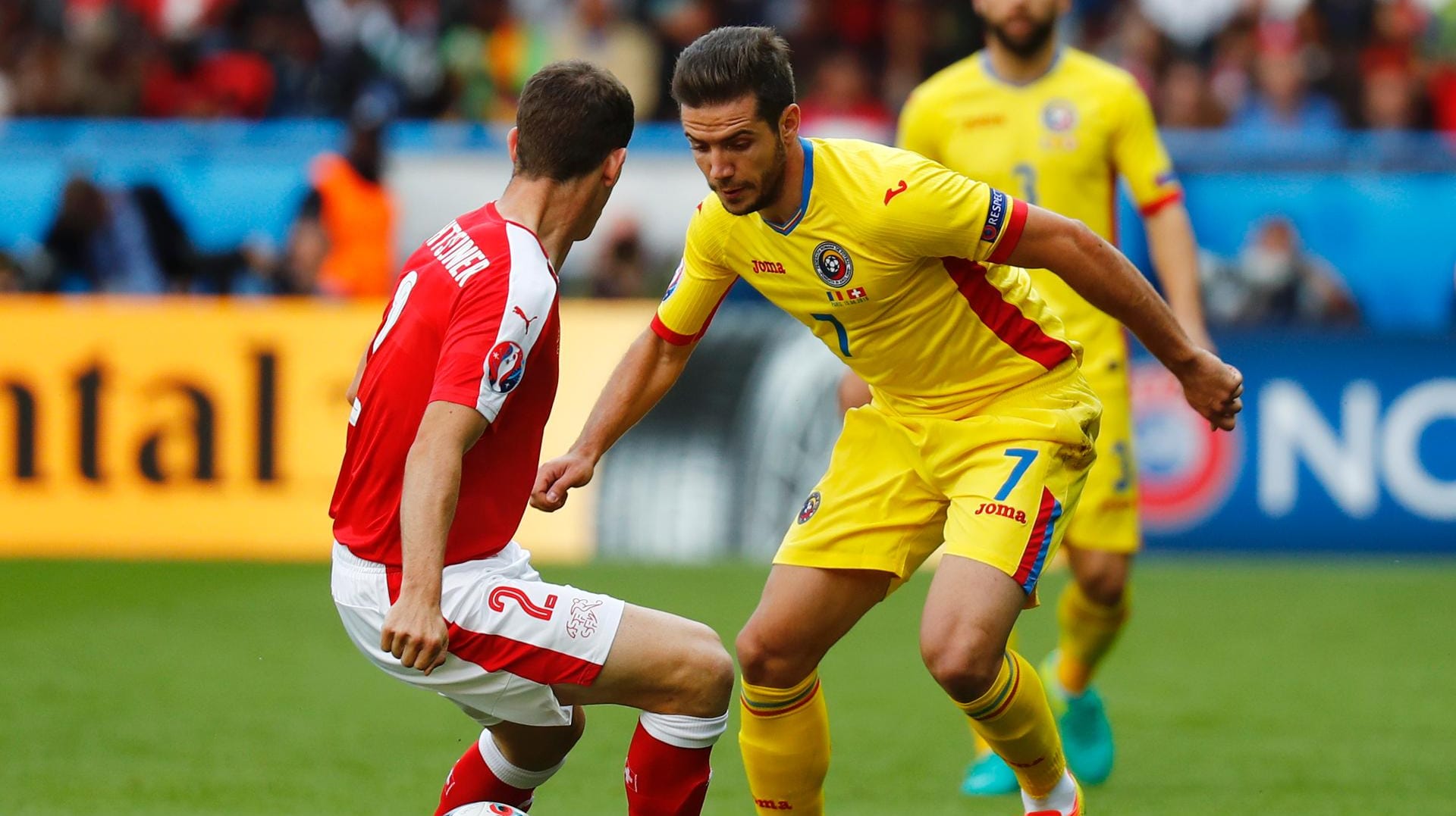 Alexandru Chipciu (re.) im Zweikampf mit dem Schweizer Stephan Lichtsteiner