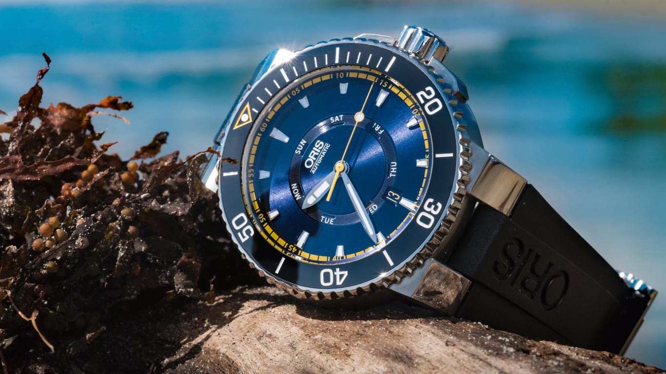 Blaue Uhren wie zum Beispiel diese Modelle von Oris sind ein Hingucker. WANTED.DE zeigt Top-Modelle für jeden Geldbeutel.