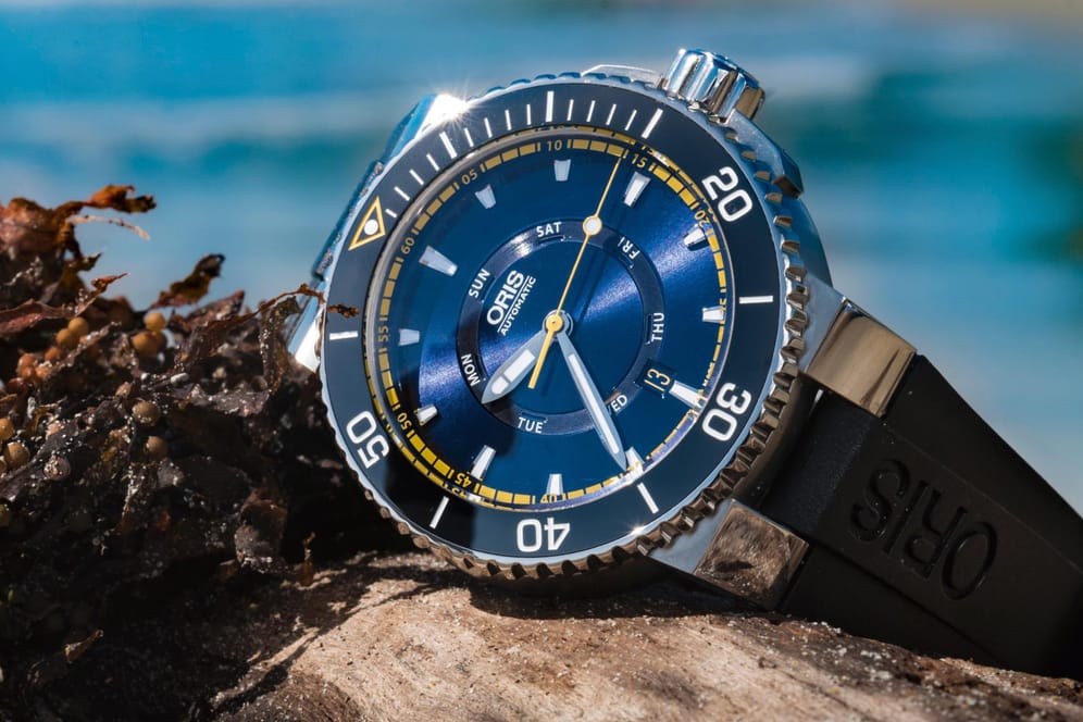 Blaue Uhren wie zum Beispiel diese Modelle von Oris sind ein Hingucker. WANTED.DE zeigt Top-Modelle für jeden Geldbeutel.