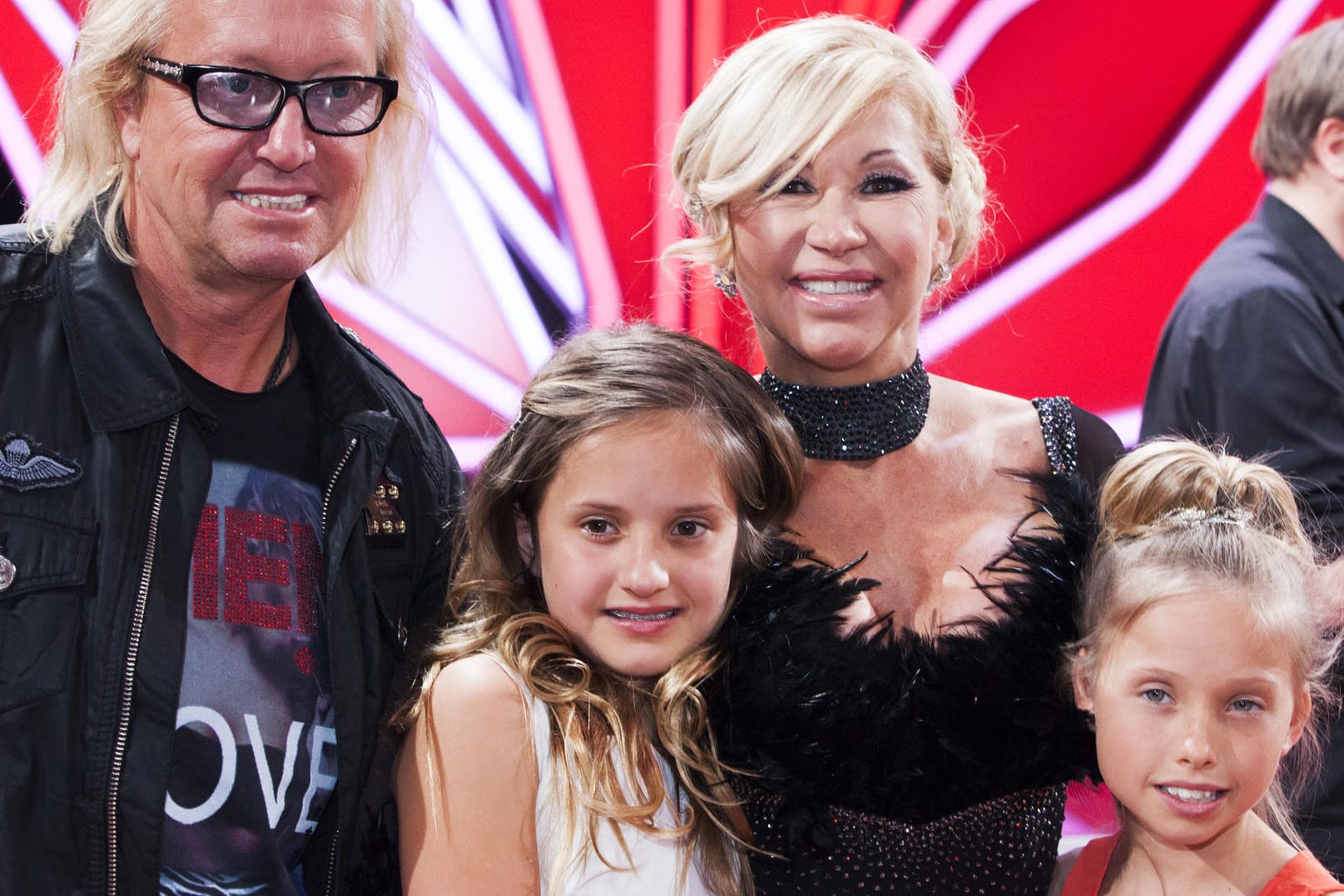 Davina (2. v. li.) und Shania (re.) Geiss mit ihren Eltern Robert und Carmen im Jahr 2014. Seitdem hat sich viel getan.