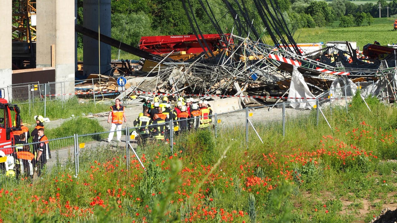 Das eingestürzte Gerüst unter der Autobahnbrücke bei Werneck.