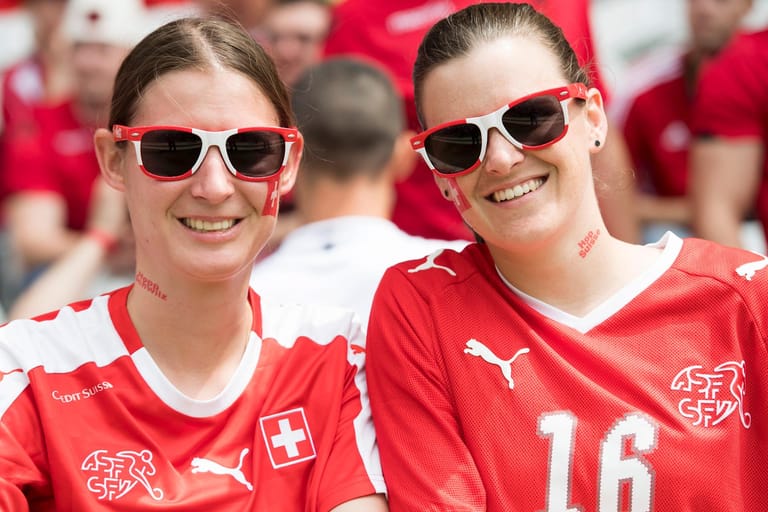 Diese Schweizerinnen hoffen auf das Weiterkommen ihrer Nati, wie die Nationalmannschaft der Eidgenossen genannt wird.