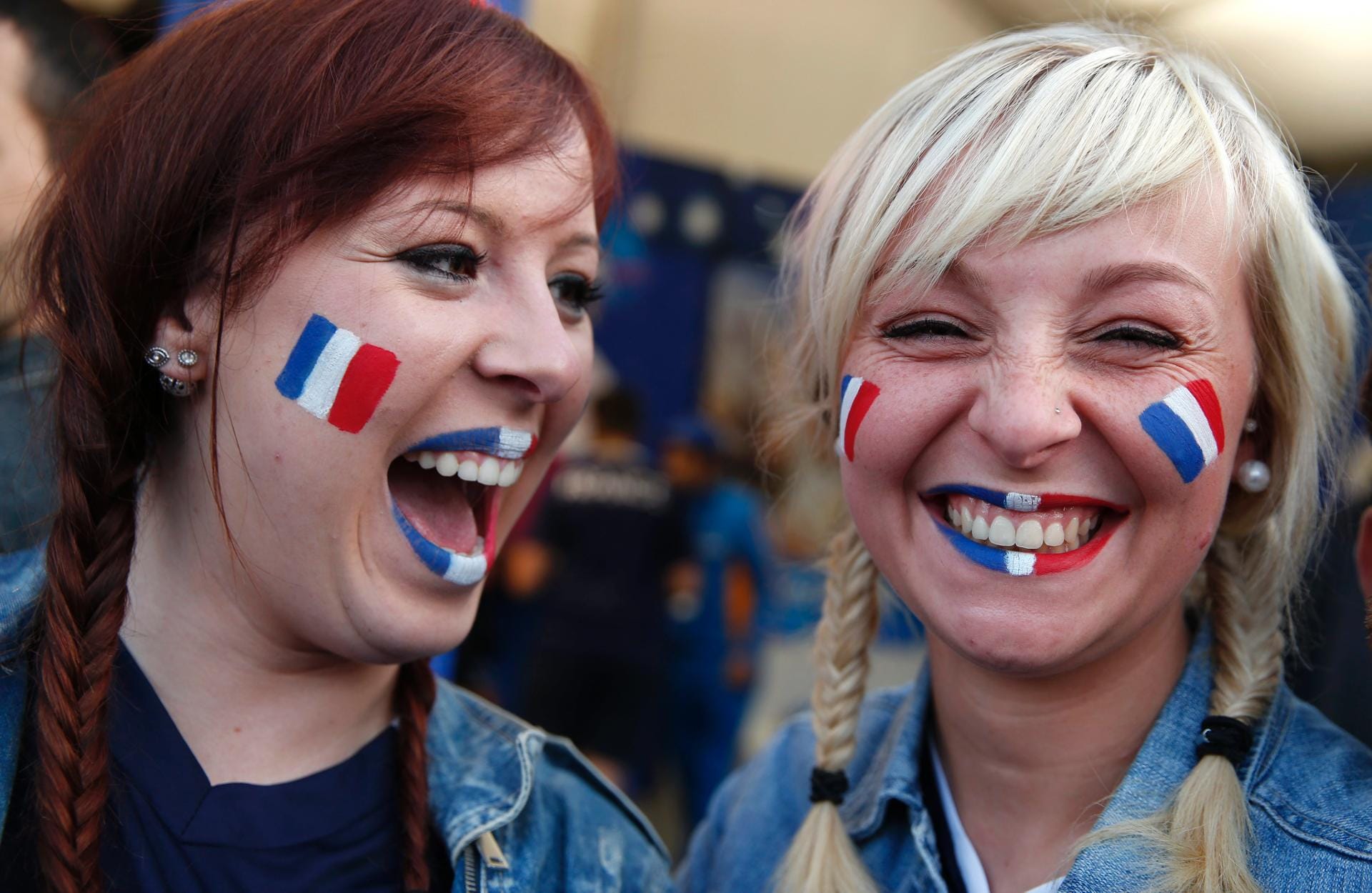 Sie tragen Zöpfe wie Asterix und Obelix und freuen sich über Frankreichs zweiten Sieg im zweiten Spiel bei der EM.