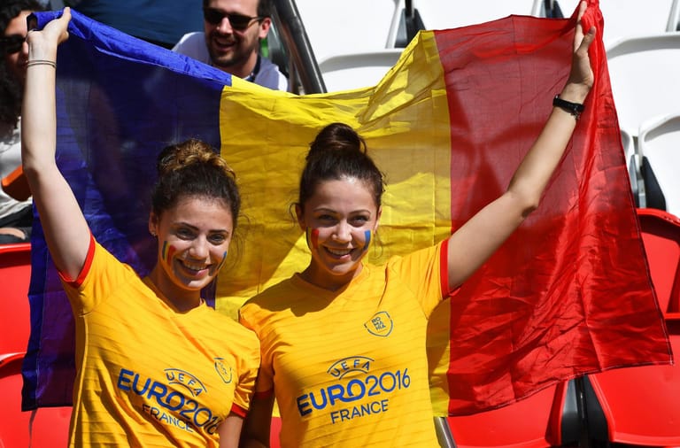 Rumänische Fans zeigen stolz die Flagge ihres Landes.