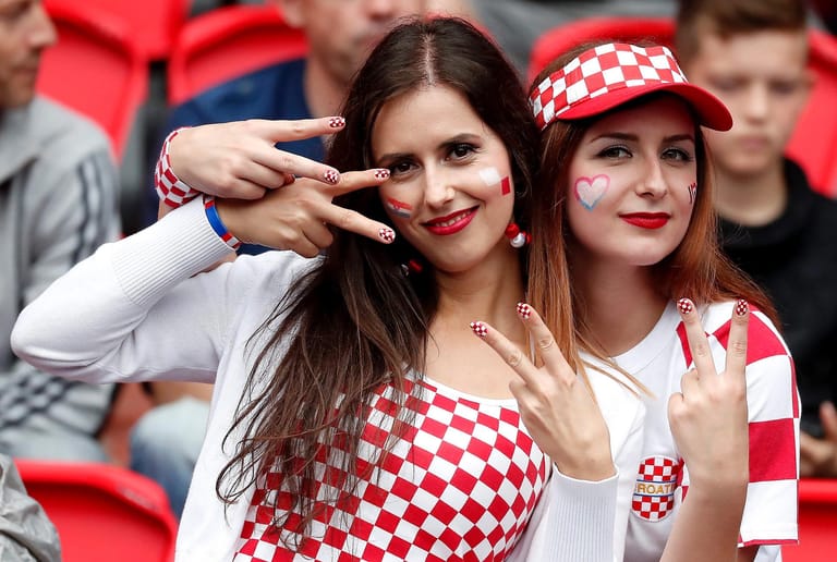 Diese beiden jungen Damen tragen das rot-weiße Karomuster Kroatiens auf Fingernägeln, T-Shirts, Armbändern und Sonnenschirmen.