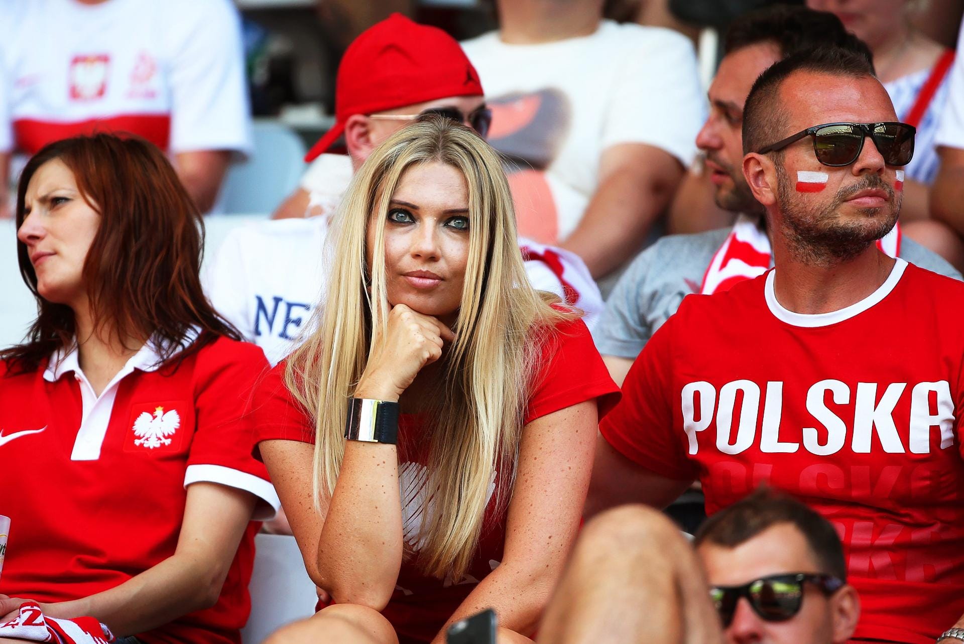 Auch dieser polnische Fan schaut etwas skeptsich im Spiel Polen gegen Nordirland. Am Ende siegte ihr Team 1:0.