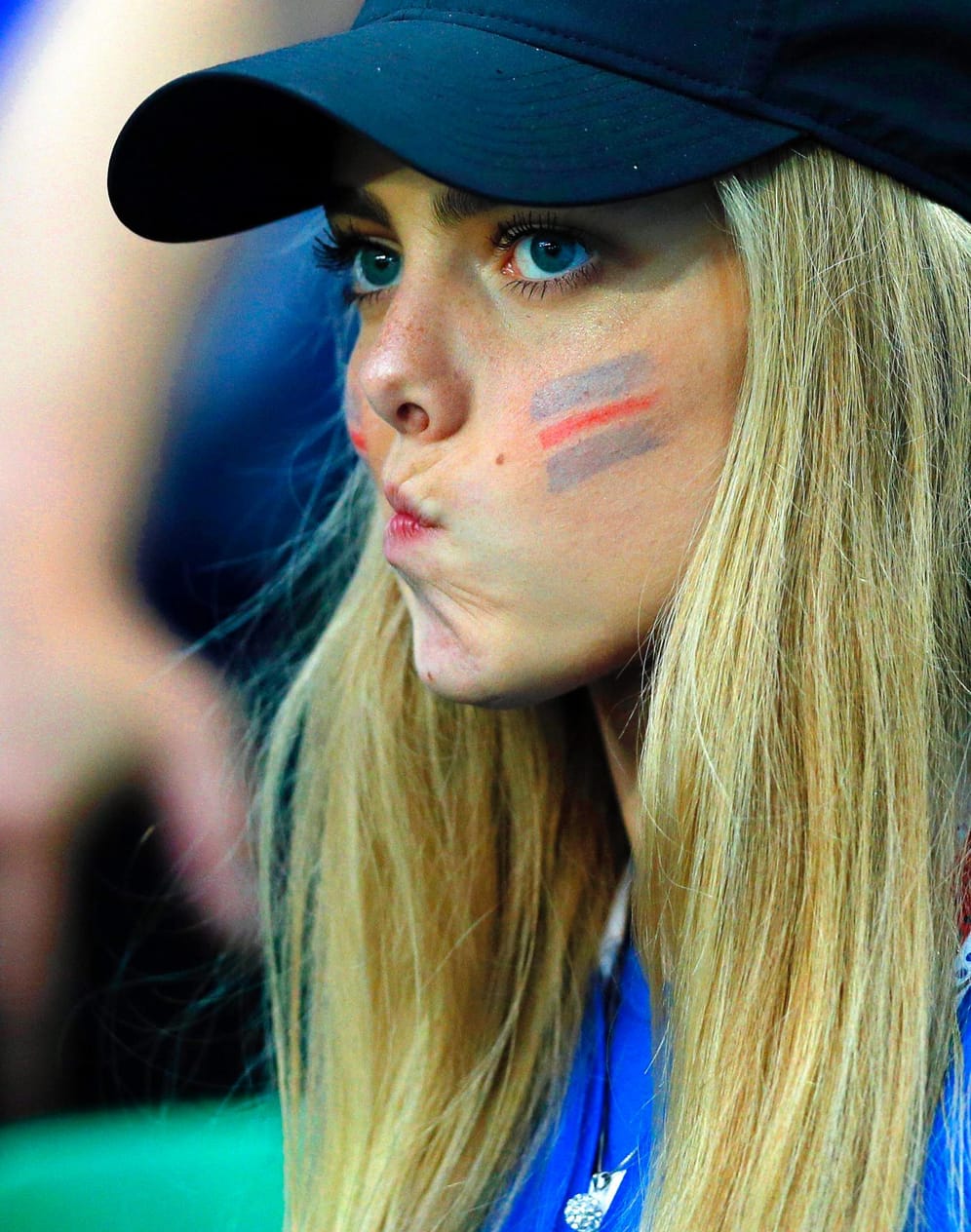 Und noch ein weiblicher Island-Fan. Noch schaut sie etwas skeptisch. Aber nach dem Abpfiff dürfte sich die Miene aufgehellt haben. Außenseiter Island spielte 1:1 gegen Portugal.