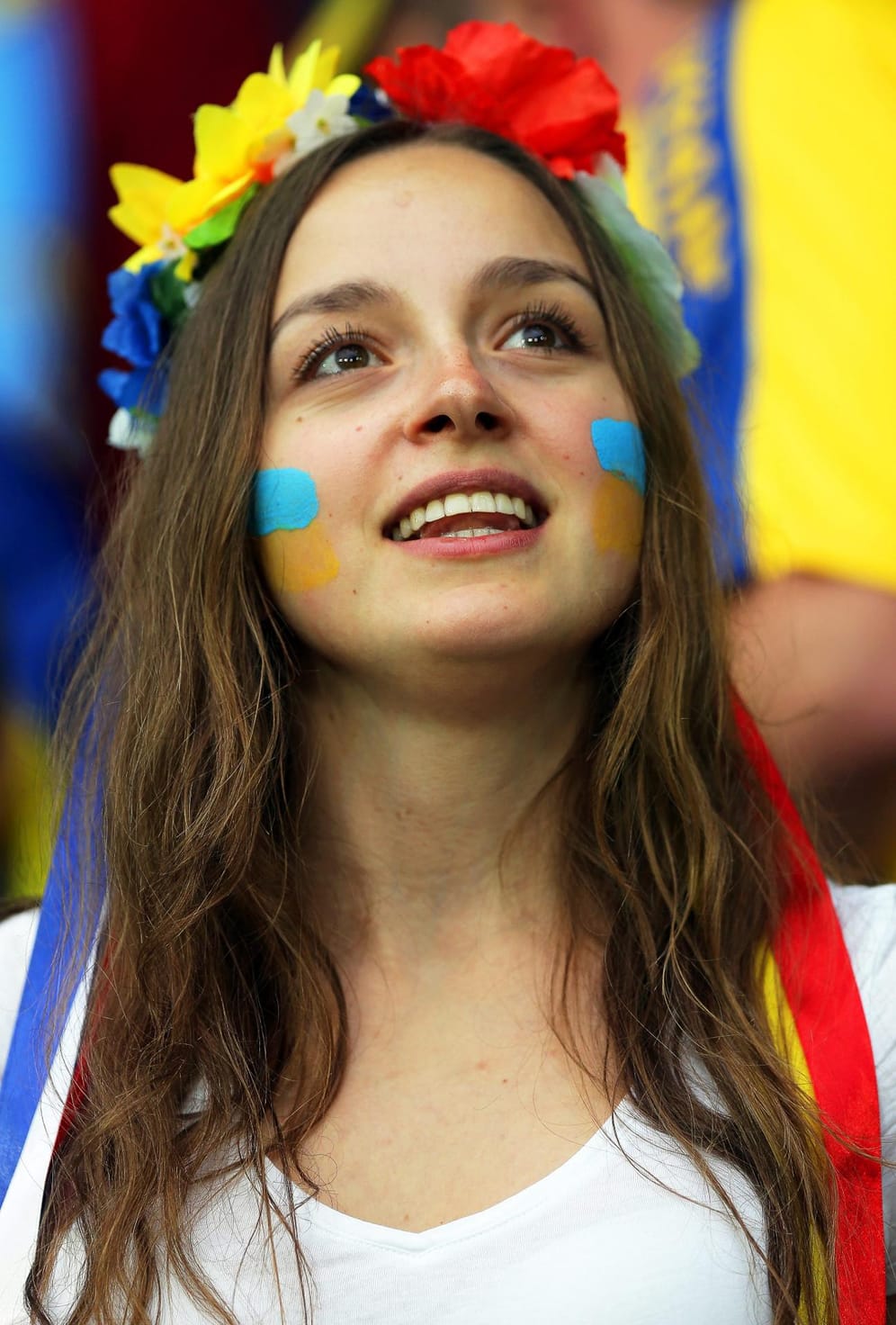Noch ein ukrainischer Fan und wieder sehen wir einen Blumenkranz im Haar.