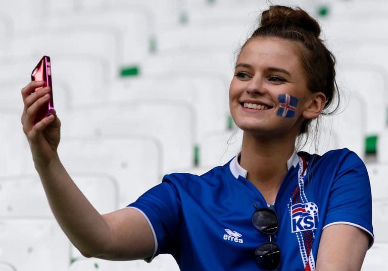 Dieser Moment muss als Selfie eingefangen werden. Immerhin nimmt Island zum ersten Mal an einer EM teil.