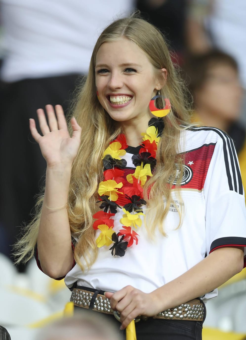 Auch diese junge Frau konnte den Sieg der deutschen Nationalmannschaft im ersten Spiel bejubeln.