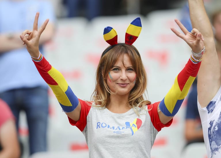 Diese junge Rumänin hat Hasenohren in den Landesfarben als Kopfschmuck gewählt.