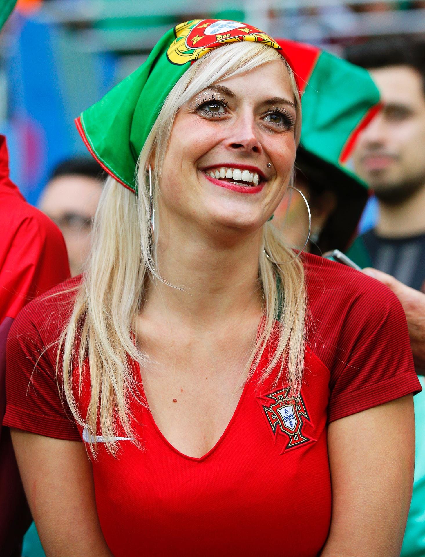 Viel zu lachen gab es für Portugals Fans beim mageren 1:1 gegen Island nicht. Dennoch freut sich diese Frau über das Spiel.